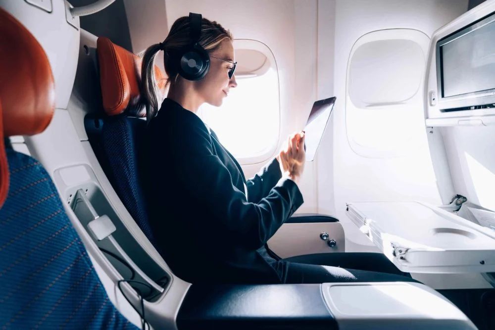 Lên máy bay có được đeo tai nghe bluetooth không?