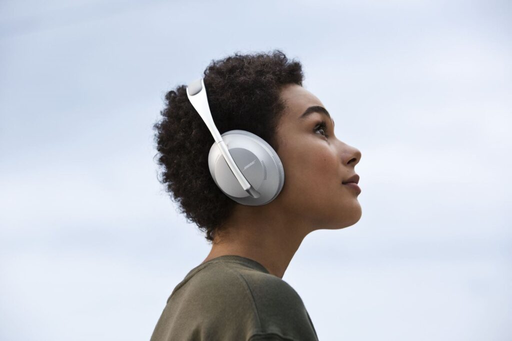 Cách đeo tai nghe bluetooth chụp tai (Over-ear, On-ear)